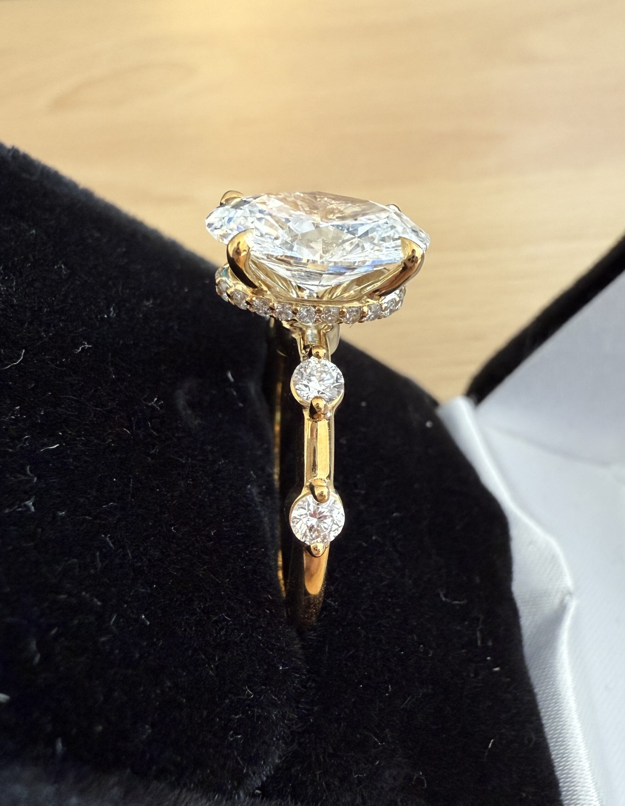3.06 Carat E VVS2 Oval Lab Grown Ring - Image 3