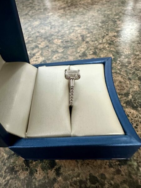 IGI 1.6 Carat E VS2 Emerald Lab Grown Ring - Image 4