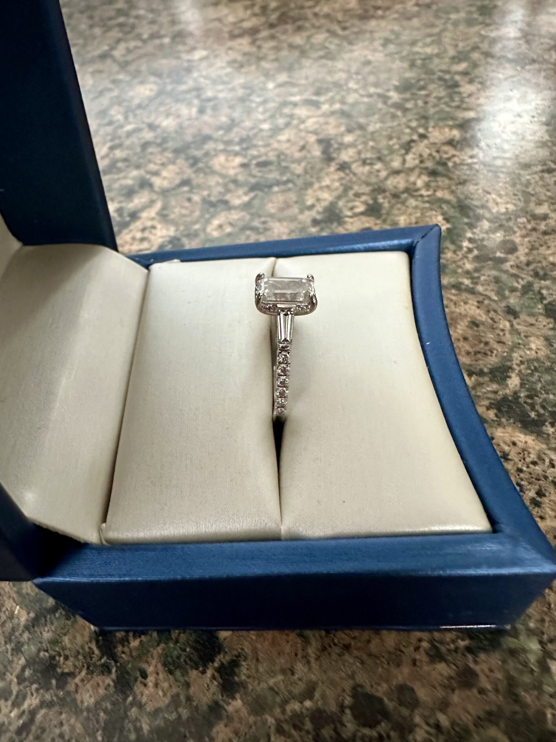 IGI 1.6 Carat E VS2 Emerald Lab Grown Ring - Image 4