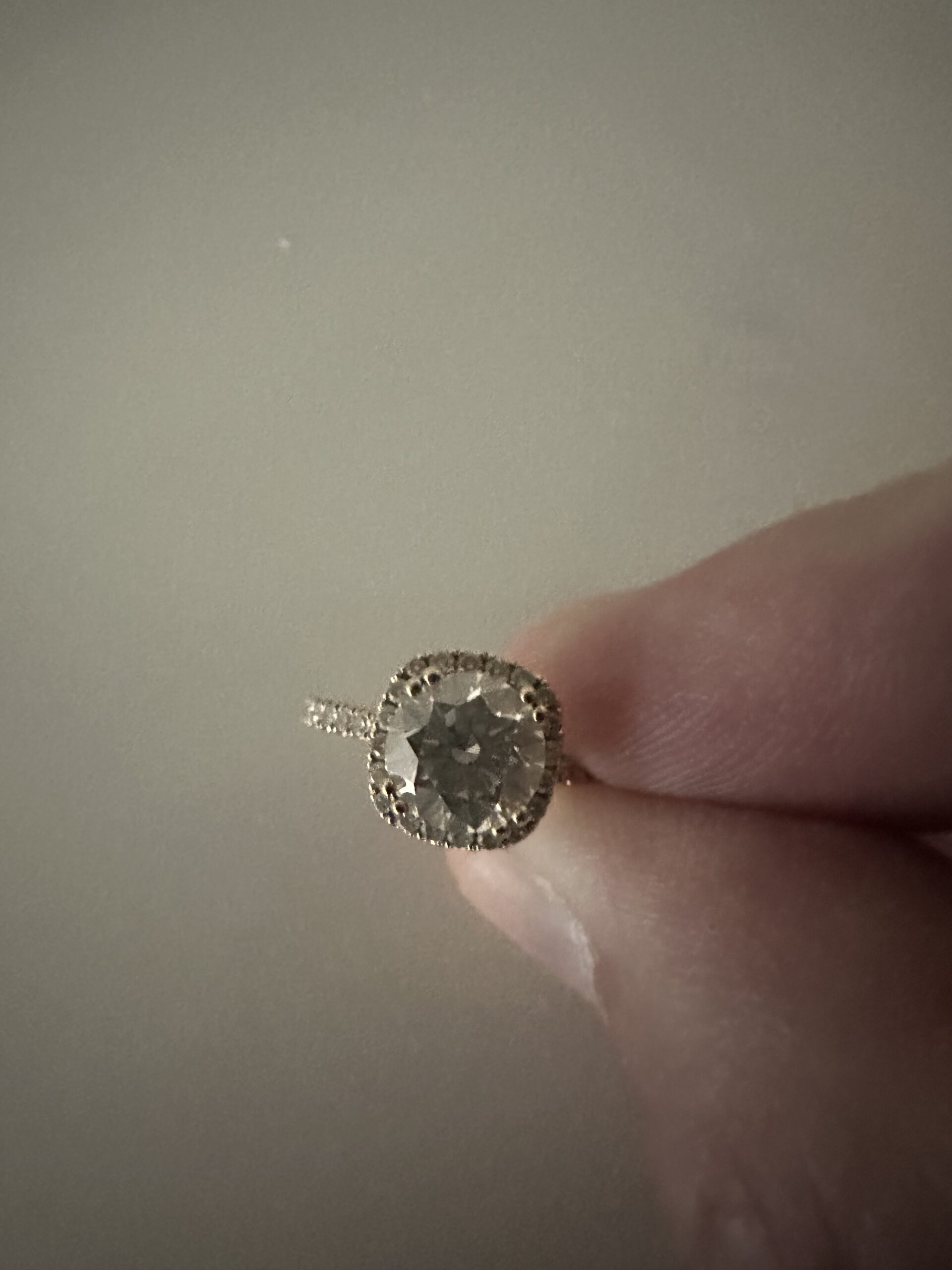 IGI 1.56 Carat F VS1 Round Lab Grown Diamond Ring - Image 3