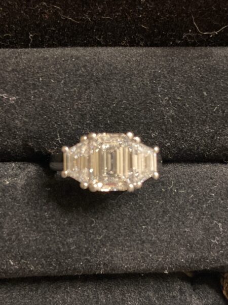 Not Sure/Unknown 1.86 ct emerald, two 0.5 ct trapezoid Carat H VVS1 Emerald Lab Grown Diamond Ring