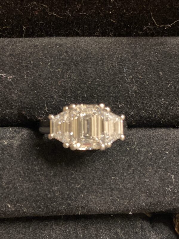 Not Sure/Unknown 1.86 ct emerald, two 0.5 ct trapezoid Carat H VVS1 Emerald Lab Grown Diamond Ring - Image 1