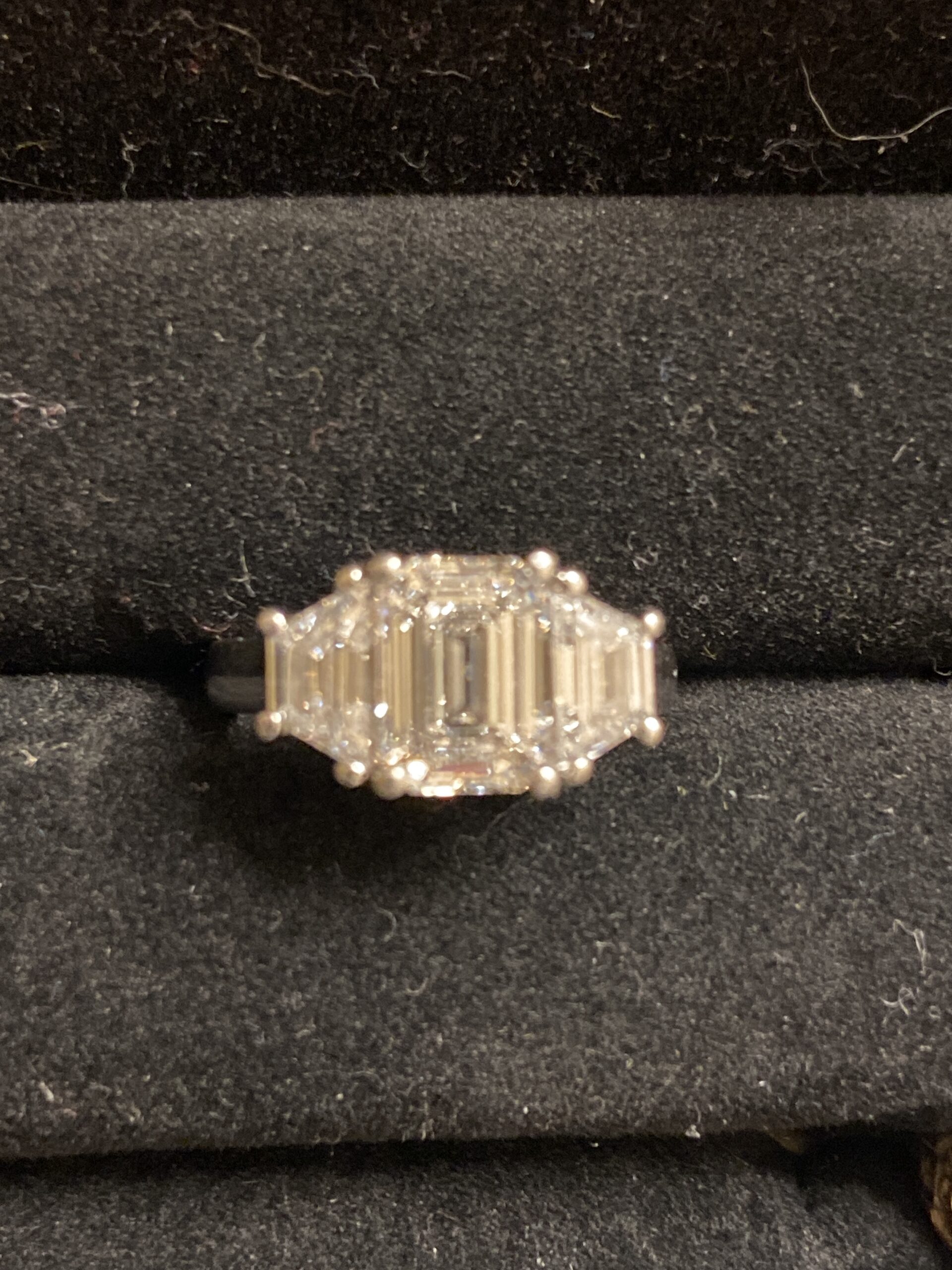 Not Sure/Unknown 1.86 ct emerald, two 0.5 ct trapezoid Carat H VVS1 Emerald Lab Grown Diamond Ring - Image 1