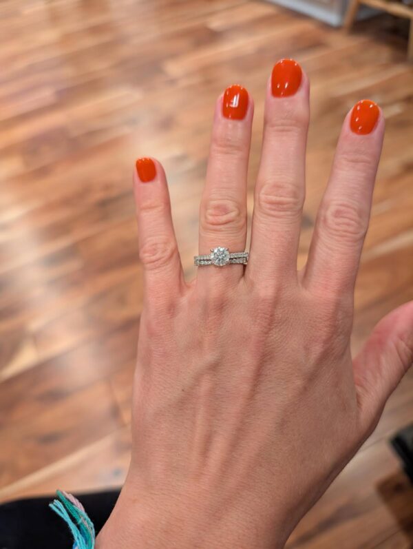IGI 1.0 Carat E VS1 Round Lab Grown Diamond Ring - Image 4