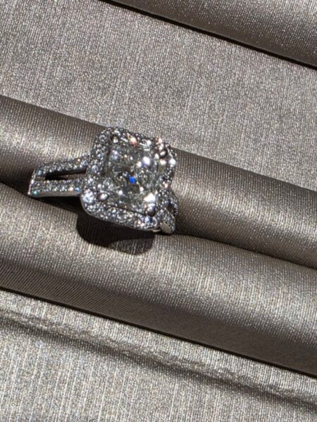 EGL 2.7 Carat I VS2 Radiant Natural Diamond Diamond Ring - Image 2