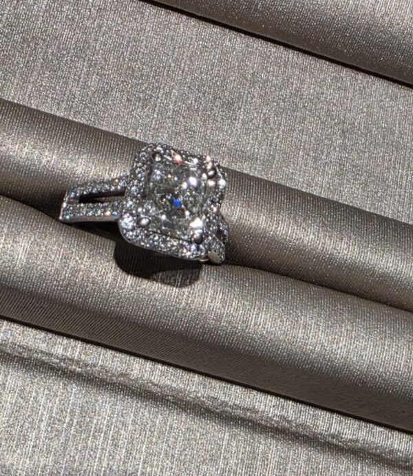 EGL 2.7 Carat I VS2 Radiant Natural Diamond Diamond Ring - Image 2