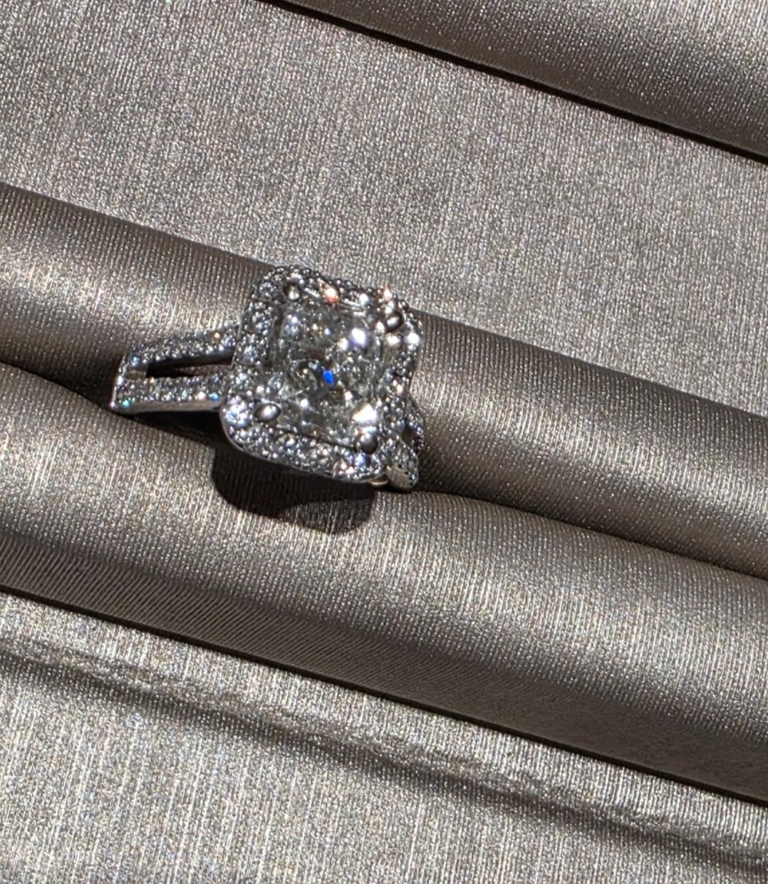 EGL 2.7 Carat I VS2 Radiant Natural Diamond Diamond Ring - Image 2