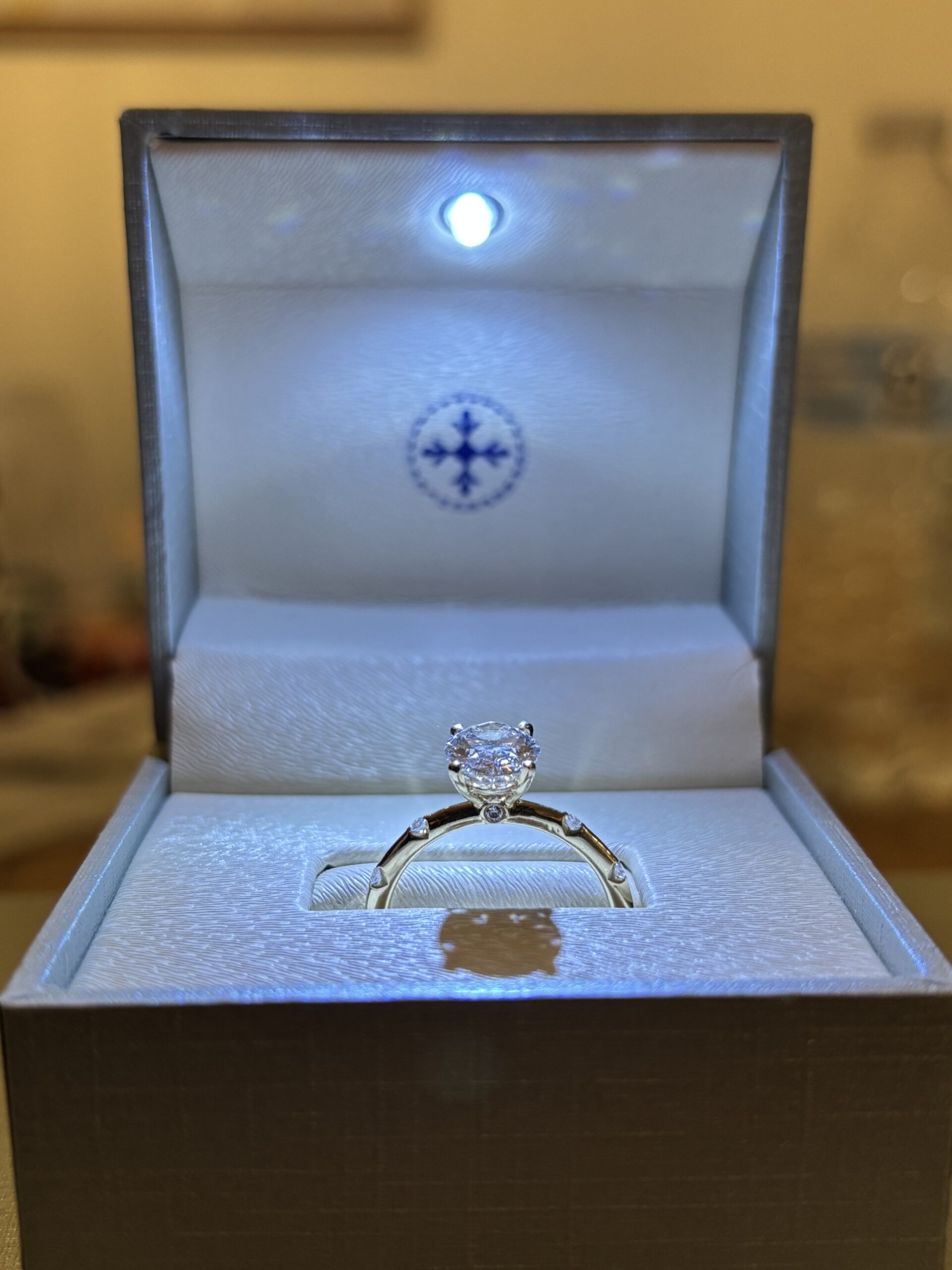 IGI 1.90 Carat F VVS2 Oval Lab Grown Diamond Ring - Image 5