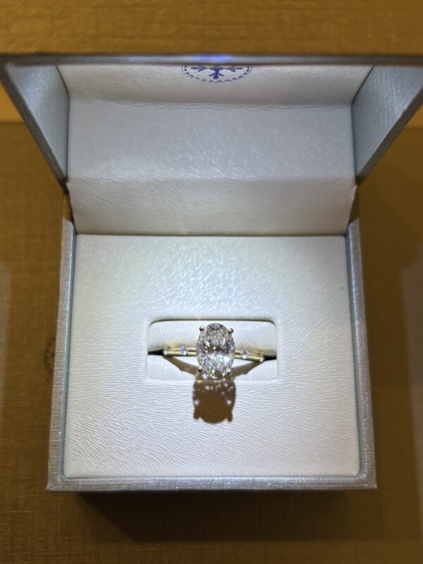 IGI 1.90 Carat F VVS2 Oval Lab Grown Diamond Ring - Image 3