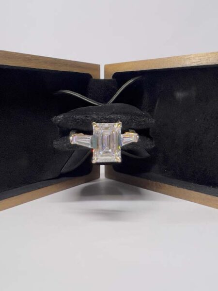 IGI 2.92 Carat G VVS2 Emerald Lab Grown Diamond Ring - Image 4