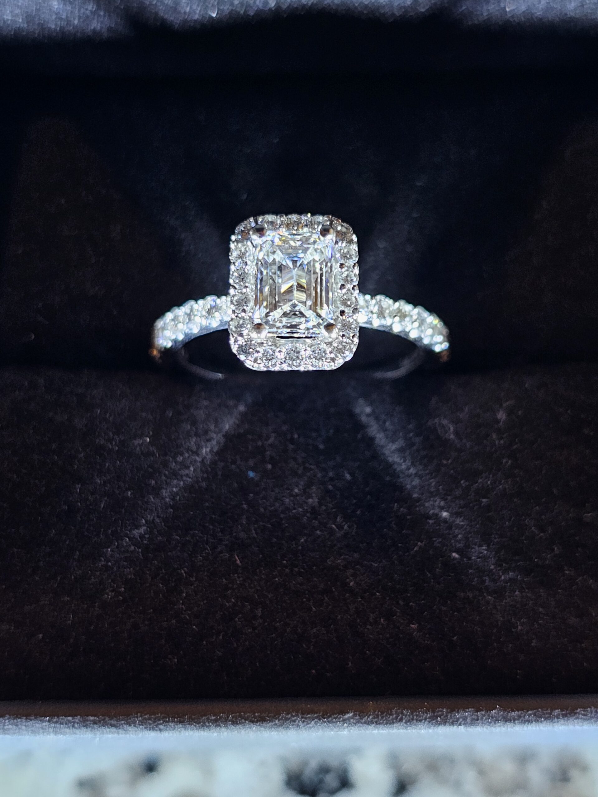 Not Sure/Unknown 1.5 Carat E VS2 Emerald Lab Grown Diamond Ring - Image 2