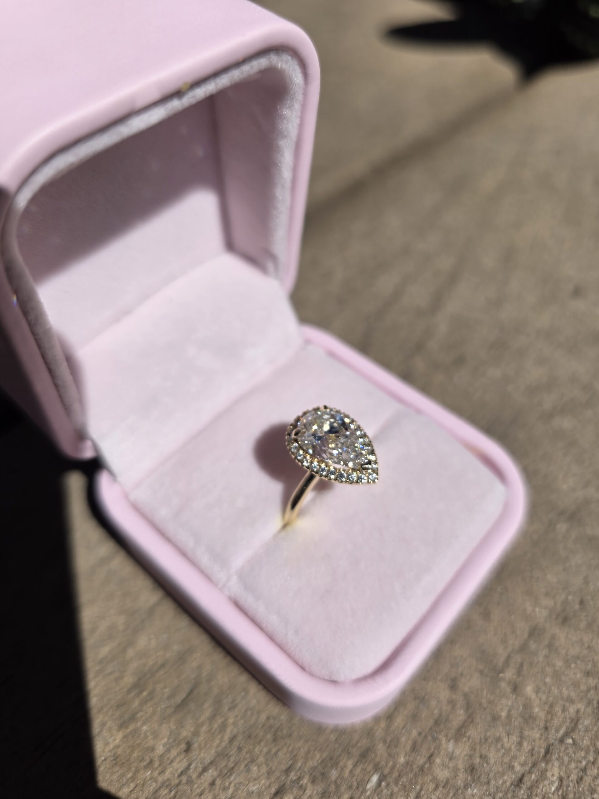 IGI 2.50 Carat E VS1 Pear Lab Grown Diamond Ring - Image 7