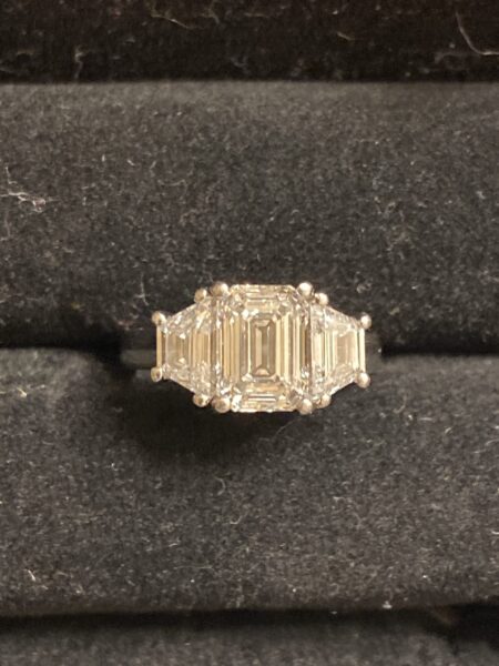 Not Sure/Unknown 1.86 ct emerald, two 0.5 ct trapezoid Carat H VVS1 Emerald Lab Grown Diamond Ring - Image 2