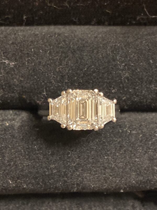 Not Sure/Unknown 1.86 ct emerald, two 0.5 ct trapezoid Carat H VVS1 Emerald Lab Grown Diamond Ring - Image 2
