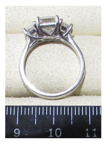 IGI 1.86 emerald & two 0.5 trapezoid Carat H VVS1 Emerald Lab Grown Diamond Ring - Image 10