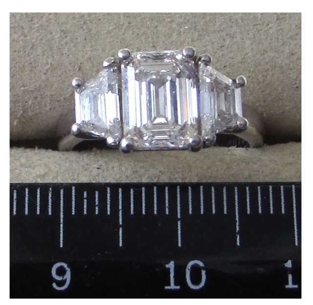IGI 1.86 emerald & two 0.5 trapezoid Carat H VVS1 Emerald Lab Grown Diamond Ring - Image 1