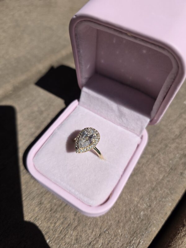 IGI 2.50 Carat E VS1 Pear Lab Grown Diamond Ring - Image 6