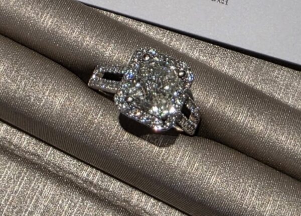 EGL 2.7 Carat I VS2 Radiant Natural Diamond Diamond Ring - Image 3