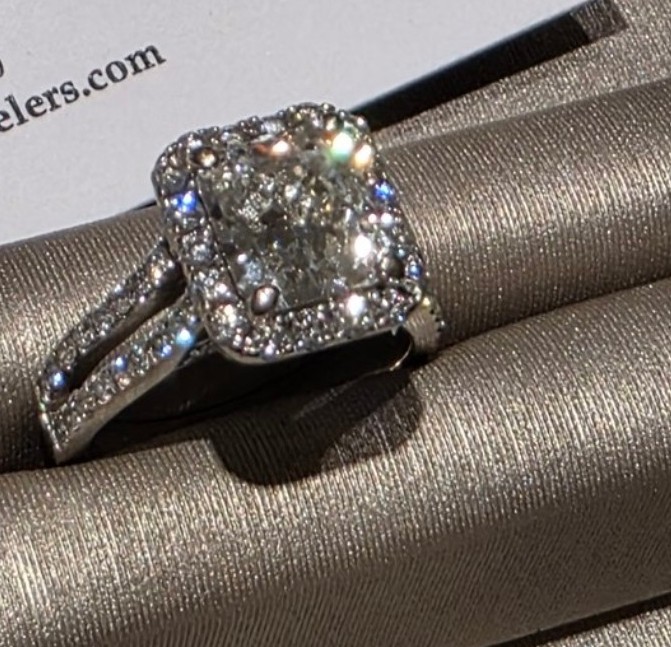 EGL 2.7 Carat I VS2 Radiant Natural Diamond Diamond Ring - Image 4