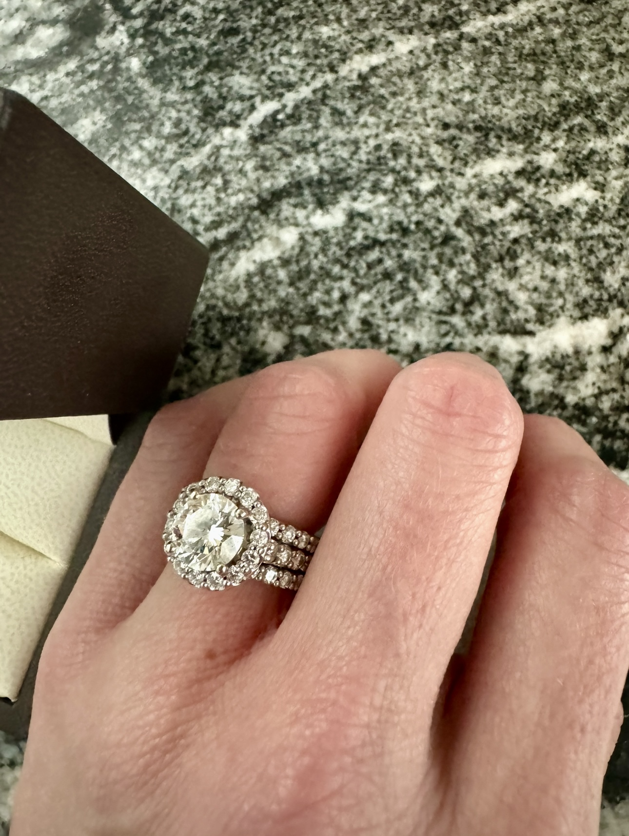 IGI 2.9 Carat F VS2 Round Lab Grown Diamond Ring - Image 4