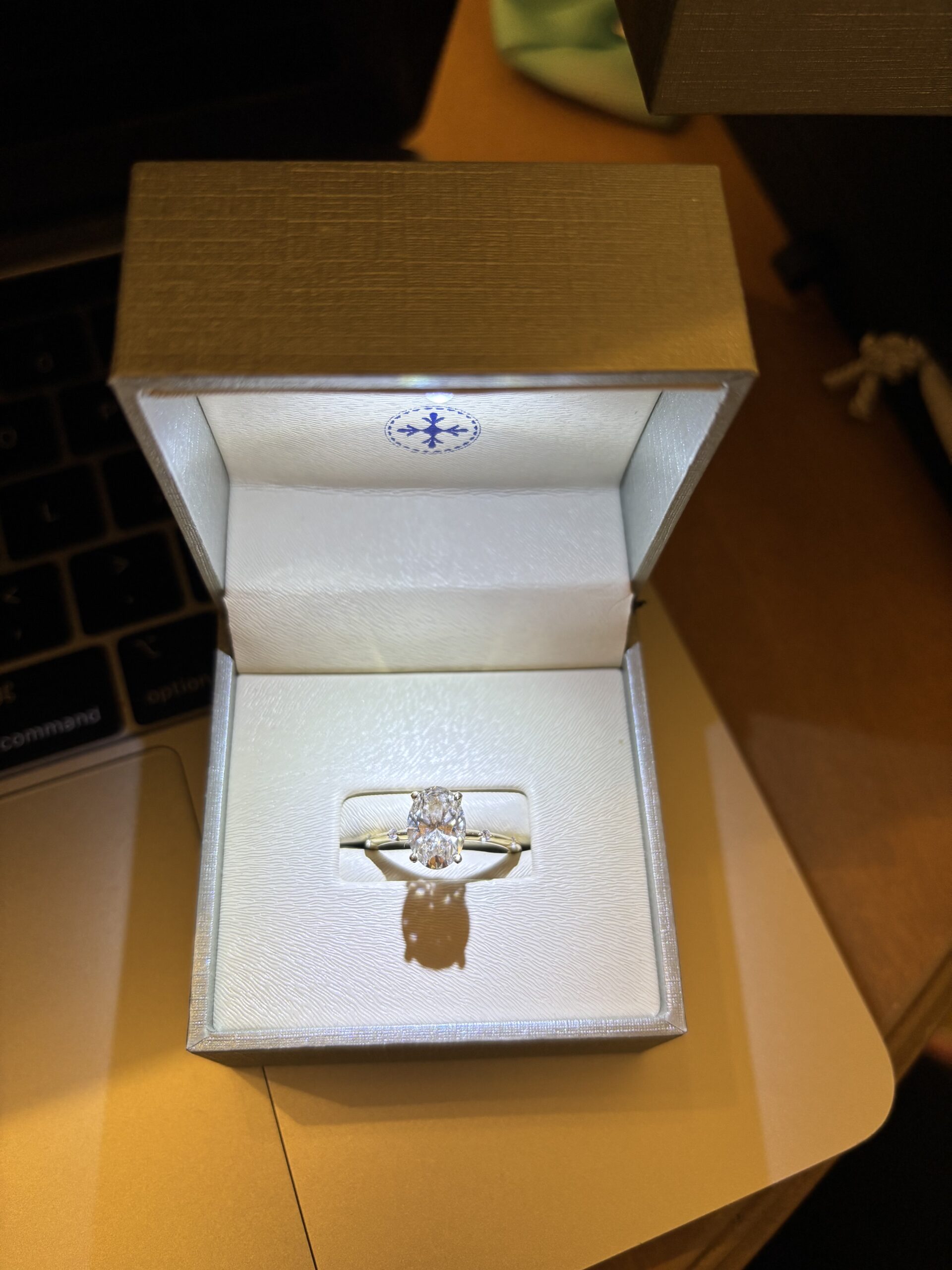 IGI 1.90 Carat F VVS2 Oval Lab Grown Diamond Ring - Image 2