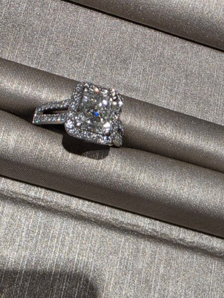 EGL 2.7 Carat I VS2 Radiant Natural Diamond Diamond Ring - Image 5