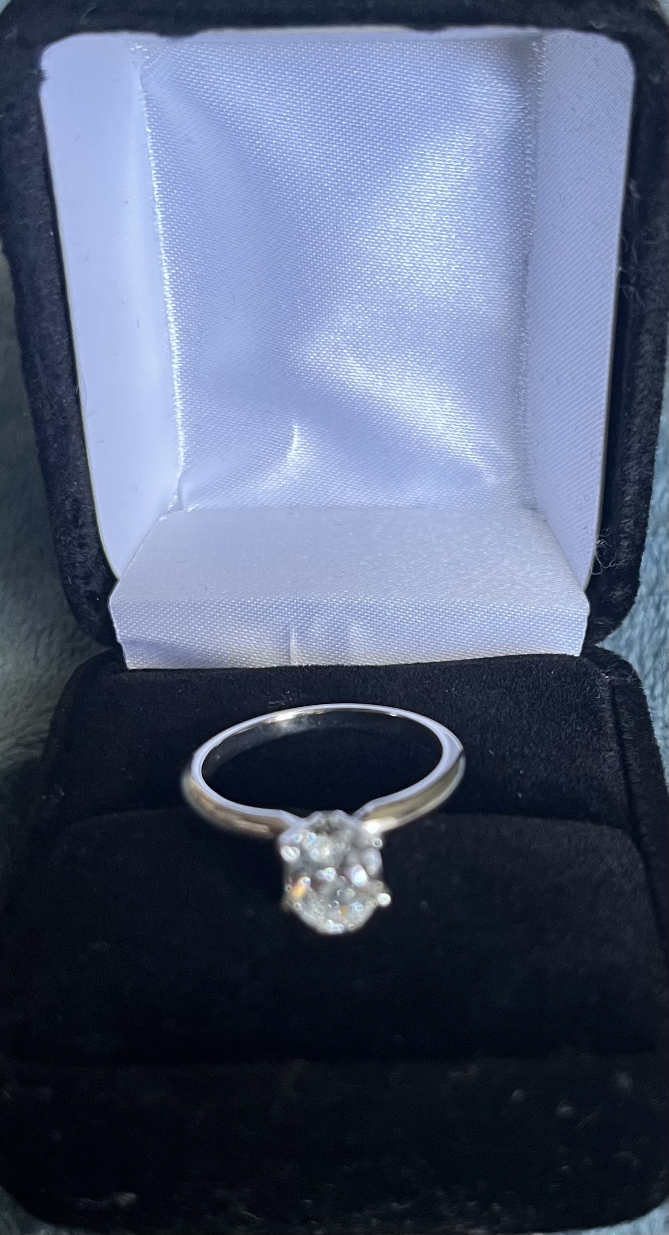 IGI 1.16 Carat F VS1 Oval Lab Grown Diamond Ring - Image 2
