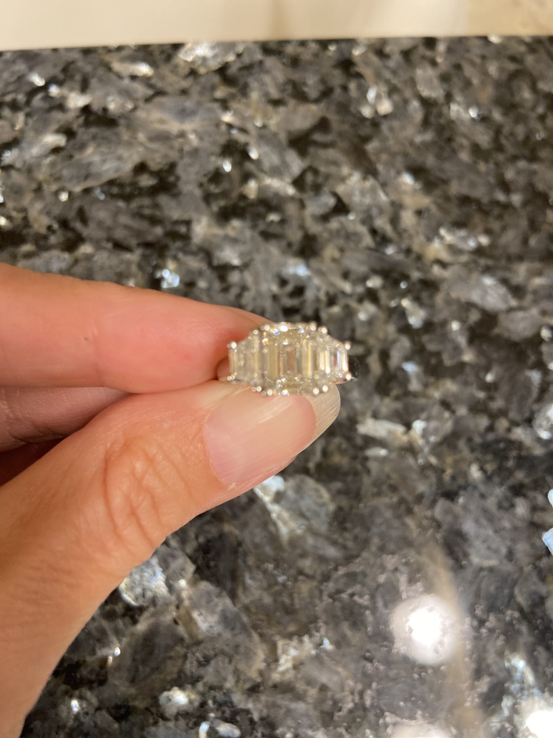 Not Sure/Unknown 1.86 ct emerald, two 0.5 ct trapezoid Carat H VVS1 Emerald Lab Grown Diamond Ring - Image 6