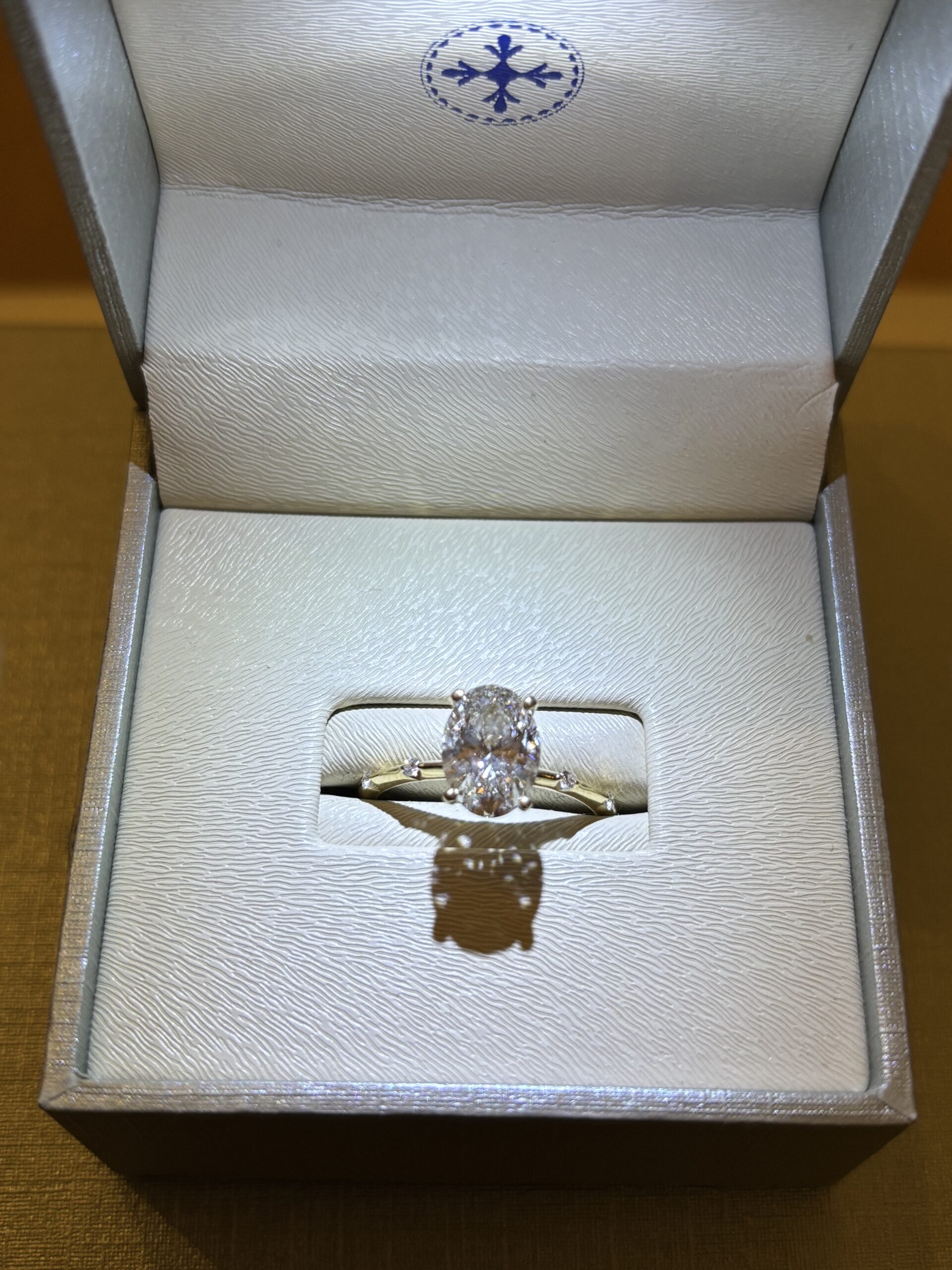 IGI 1.90 Carat F VVS2 Oval Lab Grown Diamond Ring - Image 4