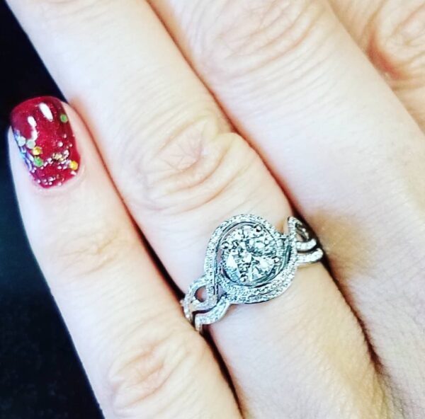 EGL 0.75 Carat H VS2 Round Natural Diamond Diamond Ring - Image 1