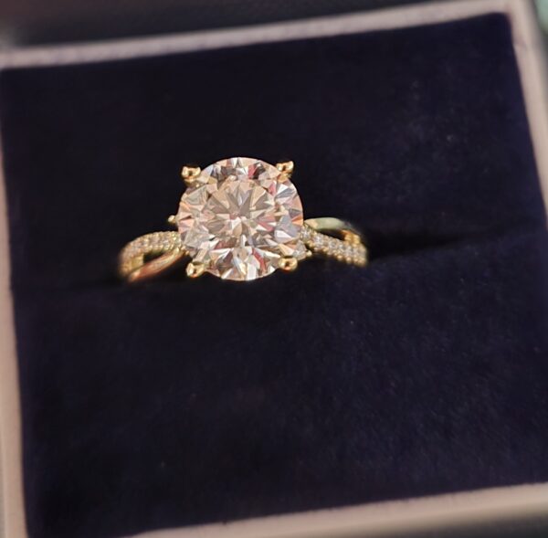Not Sure/Unknown 2.57 Carat F VVS2 Round Lab Grown Diamond Ring - Image 3