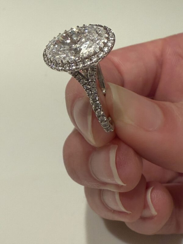 IGI 3.03 Carat D VVS2 Oval Lab Grown Diamond Ring - Image 5