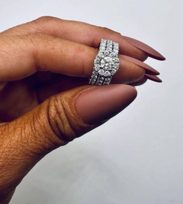 2.25 Carat I I1 Round Natural Diamond Ring - Image 1