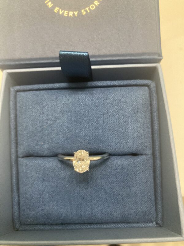 GCAL 1 Carat G VS1 Oval Lab Grown Diamond Ring - Image 1