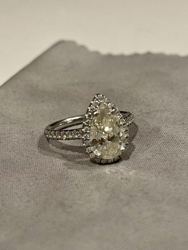 IGI 2.03 Carat K IF Pear Natural Diamond Diamond Ring - Image 2