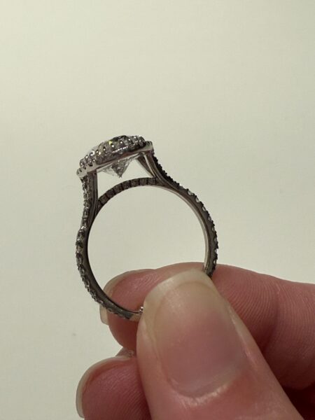 IGI 3.03 Carat D VVS2 Oval Lab Grown Diamond Ring - Image 2