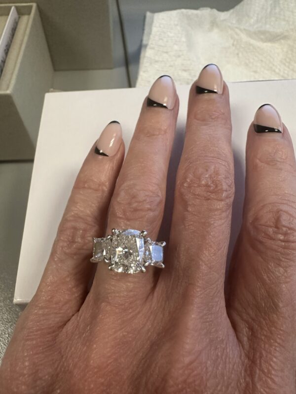 IGI 5.02 Carat Total Weight D VS2 Cushion Lab Grown Diamond Ring - Image 4