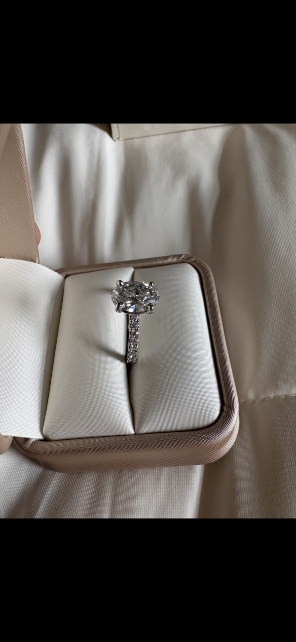IGI 2.07 Carat E VS1 Oval Lab Grown Diamond Ring - Image 1
