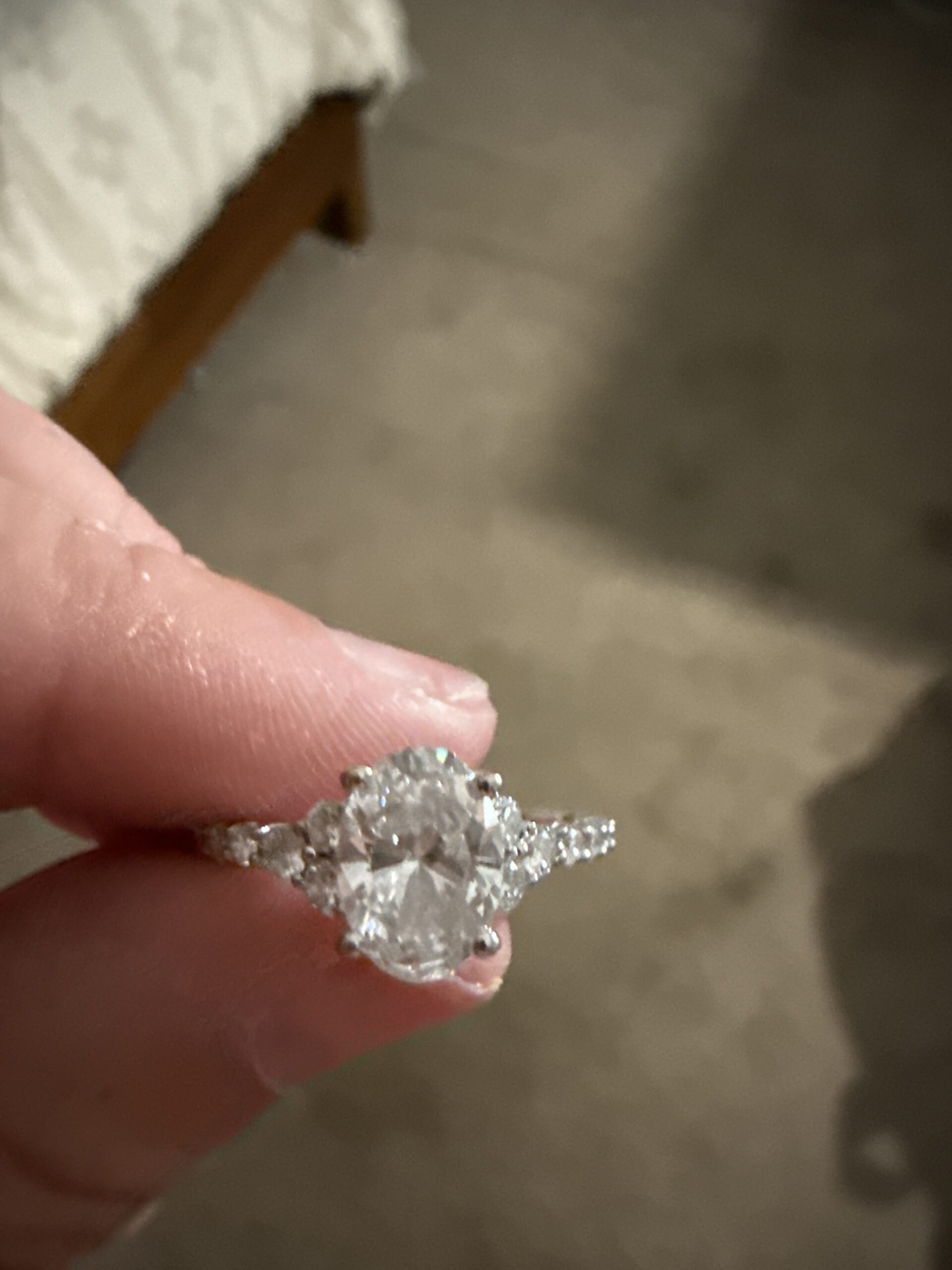 IGI 1.5 Carat D VS2 Oval Lab Grown Diamond Ring - Image 2