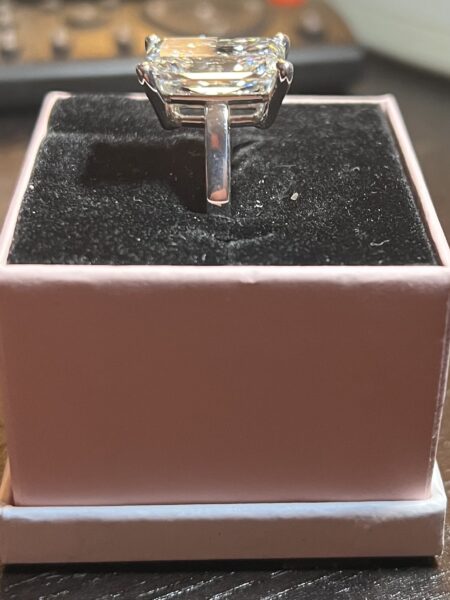 IGI 10.25 Carat F VS2 Radiant Lab Grown Diamond Ring - Image 2