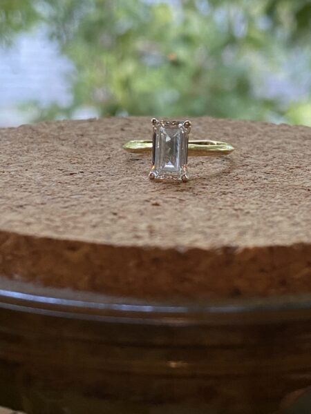 1.5 Carat H VVS2 Emerald Lab Grown Diamond Ring - Image 4