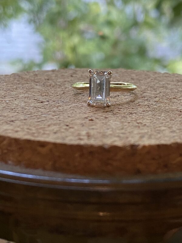 1.5 Carat H VVS2 Emerald Lab Grown Diamond Ring - Image 4