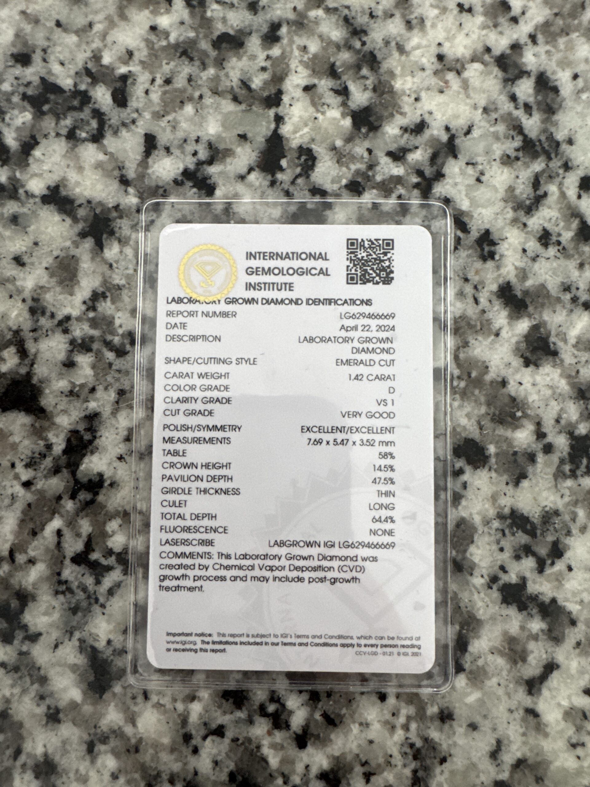 IGI 1.42 Carat D VS1 Emerald Lab Grown Diamond Ring - Image 4