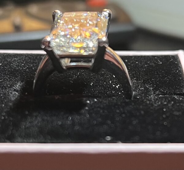 IGI 10.25 Carat F VS2 Radiant Lab Grown Diamond Ring - Image 3