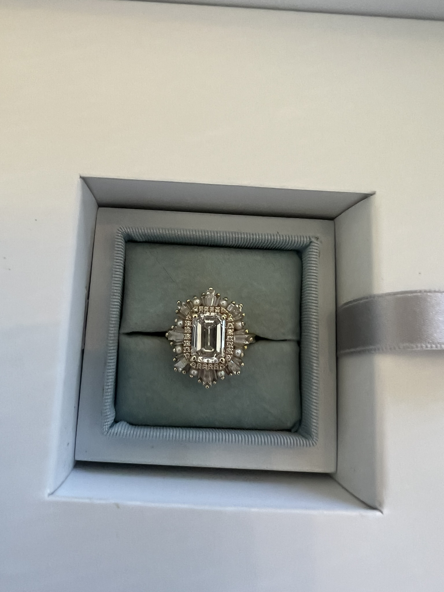 IGI 2.03 Carat G VS1 Emerald Lab Grown Diamond Ring - Image 1