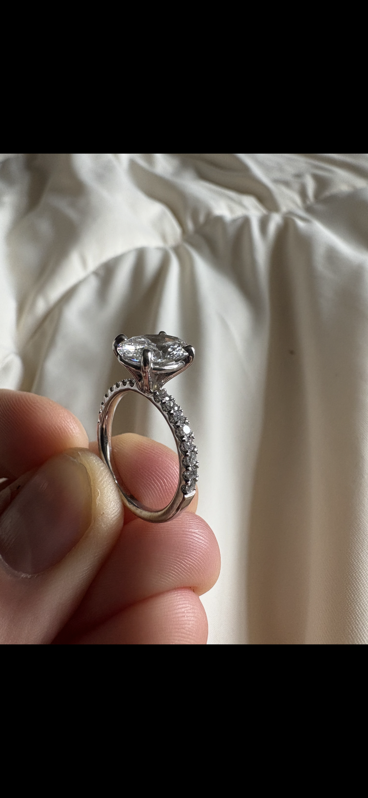 IGI 2.07 Carat E VS1 Oval Lab Grown Diamond Ring - Image 2