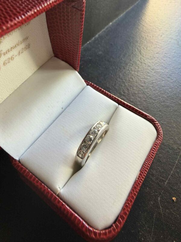 Not Sure/Unknown 1 Carat F VS1 Round Natural Diamond Diamond Ring - Image 3