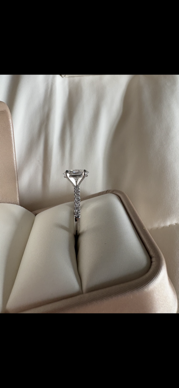 IGI 2.07 Carat E VS1 Oval Lab Grown Diamond Ring - Image 4