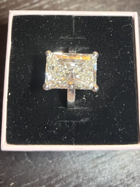 IGI 10.25 Carat F VS2 Radiant Lab Grown Diamond Ring - Image 4