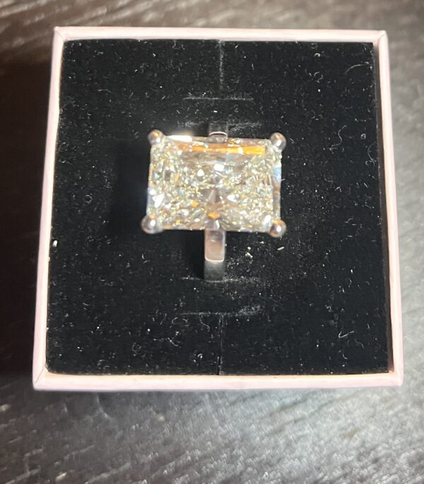 IGI 10.25 Carat F VS2 Radiant Lab Grown Diamond Ring - Image 4